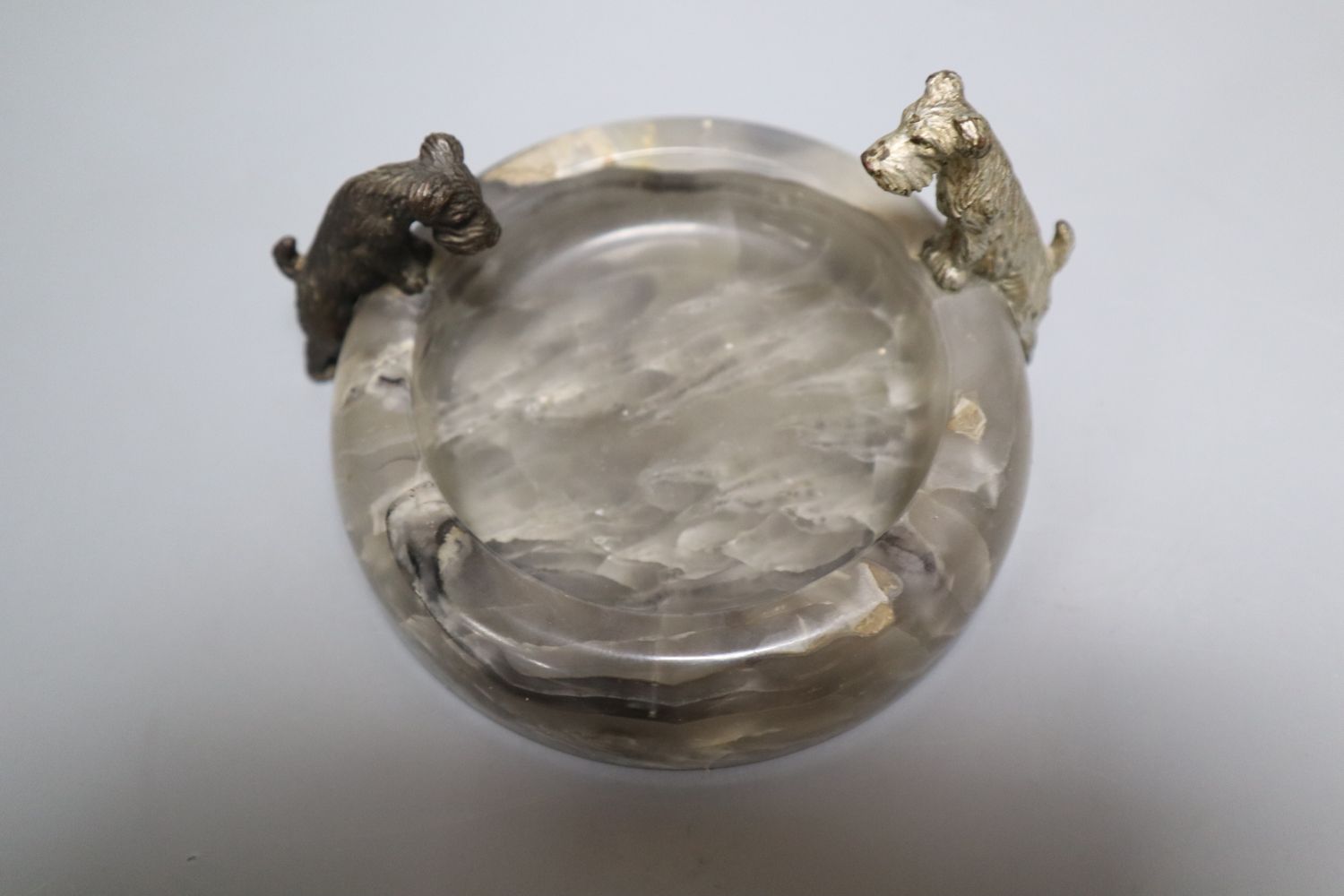 An onyx and cold painted bronze of two Scottie dogs ashtray, diameter 12.5cm